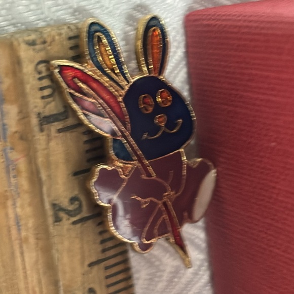 Vintage bunny rabbit enamel lapel pins hat pins - Picture 9 of 9